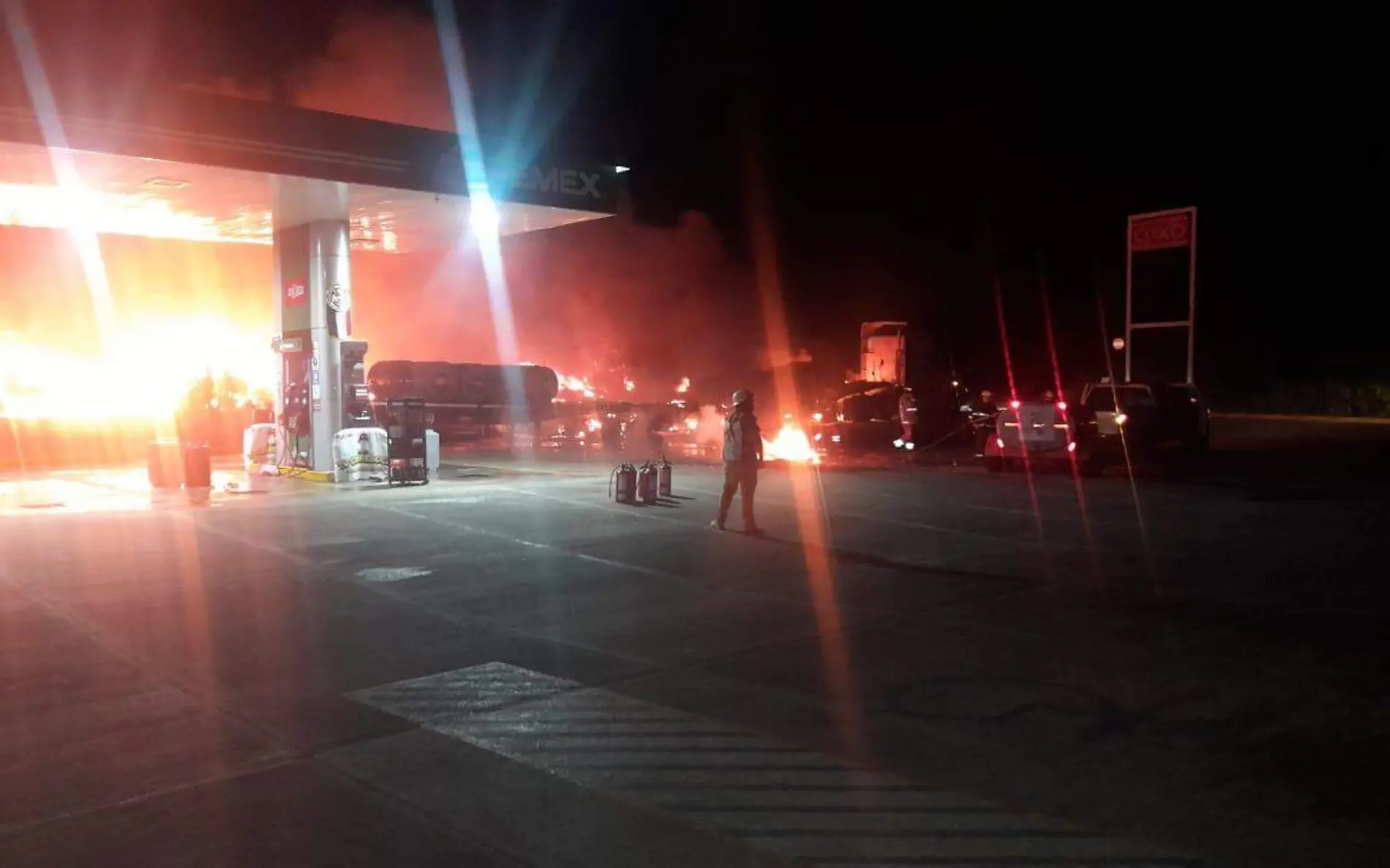 Arden cinco tractocamiones en el libramiento Manuel-González, carretera ubicada al sur de Tamaulipas SSP